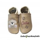 Lederpuschen beige-creme mit rechts Stickerei Hund (creme) und links Namen altrosa mit 2 Pfotenabdrücke cappuccino